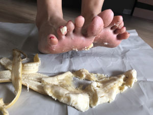 [Welfare COS] An Qiao Qiao Er (Nia Qiao Qiao) No.009 Stepping on Bananas