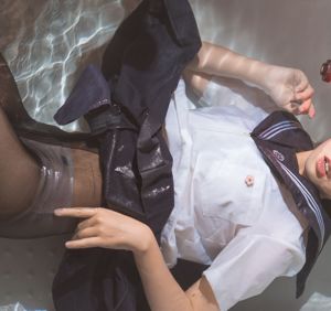 《Senryo 《Bañera Shinnai Shoujo 黑 丝》 [Belleza COSPLAY]